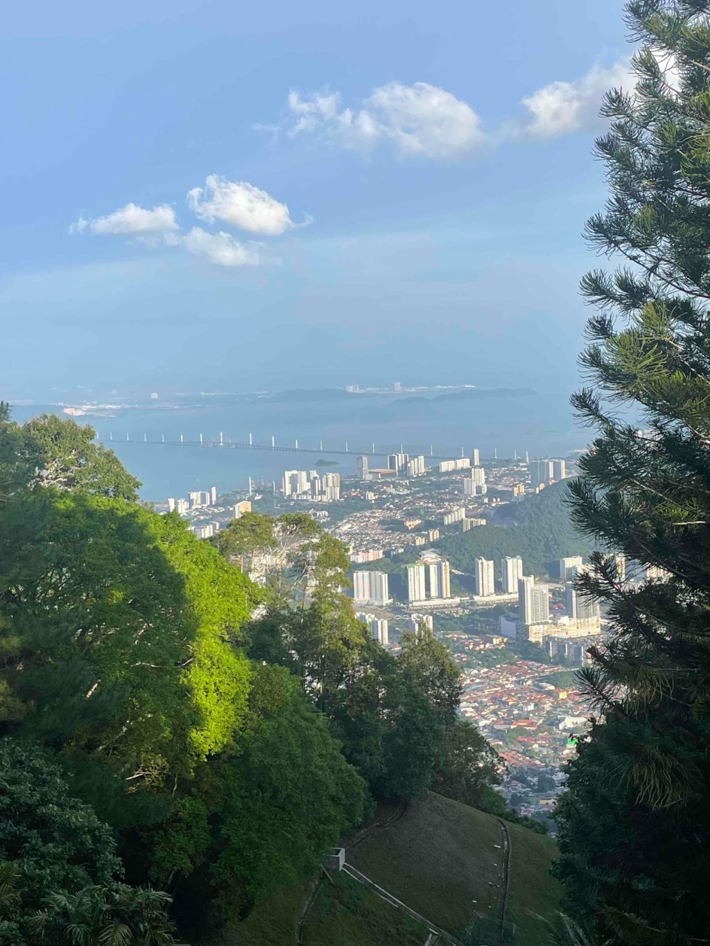 Affentheater, Höhenflüge und heiße Badewannen – unser letzter Tag in&nbsp;Malaysia