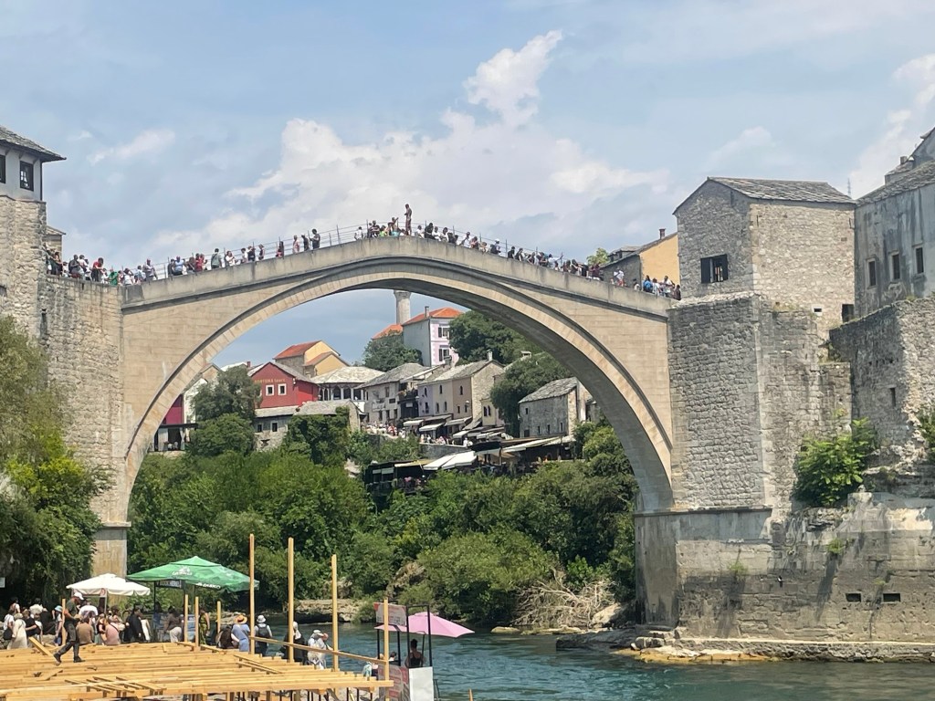 Vom Grenzbalken bis zur Golden Hour – ein Tag in Bosnien-Herzegovina